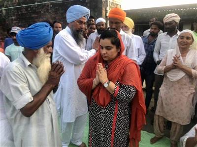AAP Punjab delegation meets families of victims after 18 hours of police custody